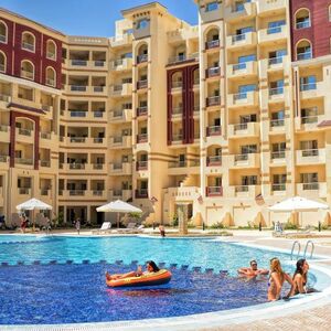  One bedroom Apartment 77m pool view