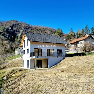 New construction - Modernly designed, energy-efficient house