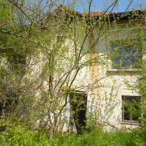 Derelict old property with barn and plot of land in village