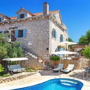 Authentic Stone Villa with Pool in the Heart of Milna