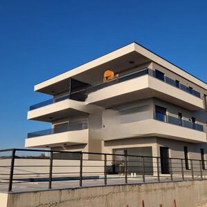 Luxury 3-Bedroom Apartment with Sea View – Novalja