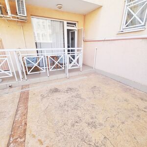 Bargain Studio with Balcony + Bonus Yard | Sunny Day 6