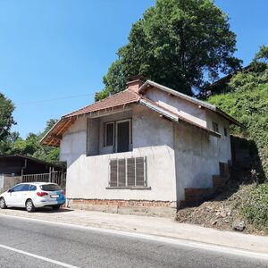 Country house with land and nice location in the mountains 