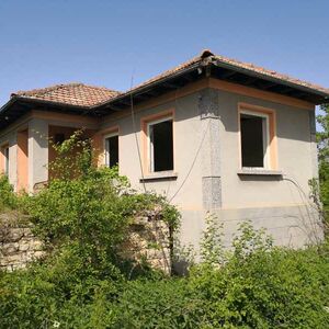 Small Property for total renovation in Vinograd North of VT 