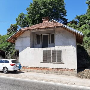 Country house with plot of land and good location in a livel