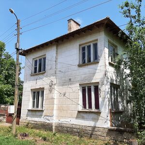 Old country house with big barn and plot of land 