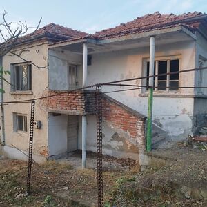 Massive two-storey house near the town of Elhovo
