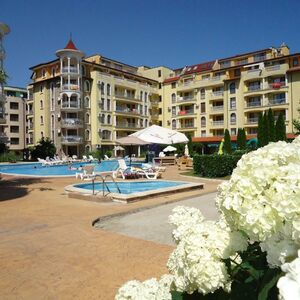 Pool View 2 Bed, 2 Btah Apartment, Summer Dreams