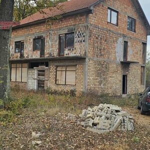 I am selling a residential and commercial building in Vranic