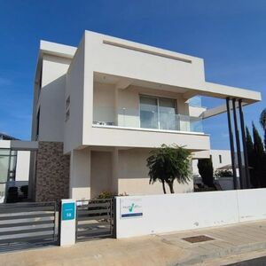 3 bedroom detached villa close to the beach
