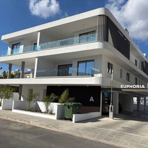 Spacious 2nd floor apartment with roof terrace