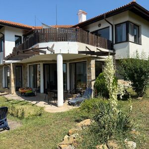 Hillside 3-Bedroom House in Bay View Villas, Kosharitsa