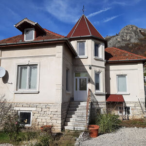 Spacious rural house with land, nice views and good location