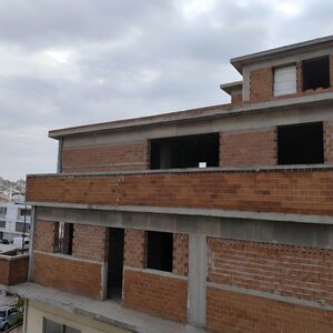 🏡 Unfinished 3rd-Floor Apartment