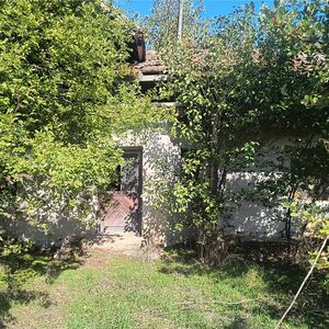Old house with spacious plot of land and quiet location