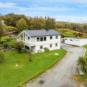 Beautiful and spacious detached house with lots of green 