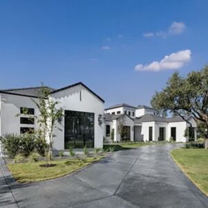 A LUXURIOUS 5 bedroom house with a spacious pool