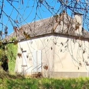 Detached house with all mains services in the Dordogne.