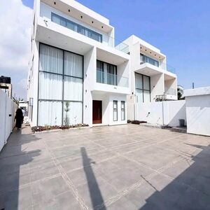 Modern 4-Bedroom townhouse@ Adjringanor