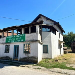 A house in an attractive location with a shop and a warehous