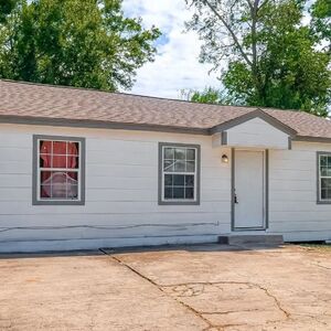 BEAUTIFULLY REMODELED 3 BED / 2 BATH HOME INSIDE