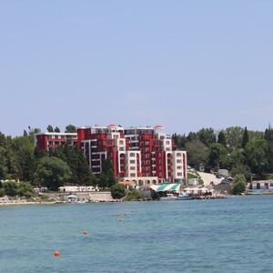  2-Bedroom Apartment with Direct Beach Access, Rich 1