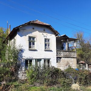 Rural property with house, big barn, spacious yard and quiet