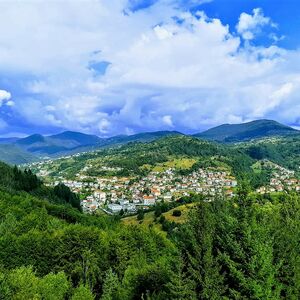 Beautiful 3-Storey Mountain House with Panoramic Views 