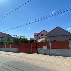 2 Case pe curte &icirc;n M&acirc;ndra, Brașov 