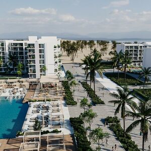 🌊 Luxury 1-Bed Apartment with Pool & Sea Views &ndash; Riva Beach