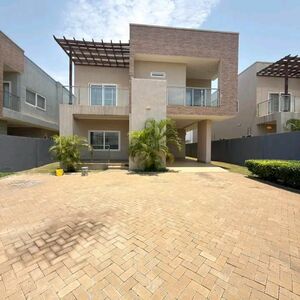 EXECUTIVE 4-BEDROOM HOUSE+BQ TO LET@EAST AIRPORT/+2332433212