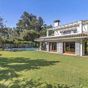 SPACIOUS BEACHSIDE VILLA ON A 2,000 M&sup2; PLOT
