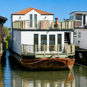 Superbly Converted Floating Home &ndash; Elise  &pound;270,000