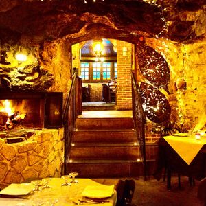 "Le Vere Grotte" &ndash; Spacious Apartment and Restaurant Premise