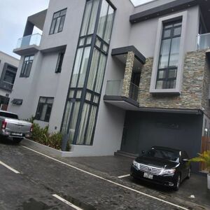 LUXURIOUS 5-BED TOWNHOME TO LET@ CANTONMENT, GHANA