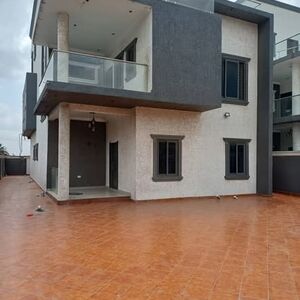 EXECUTIVE5-BEDROOM TOWNHOME FOR SALE@ ACHIMOTA MILE7