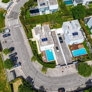 Modern 3BR Villa with Pool in Carnaxide Oeiras