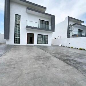 MODERN 4-BEDROOM +BQ TOWNHOME FOR SALE@ SAKUMONO ESTATE