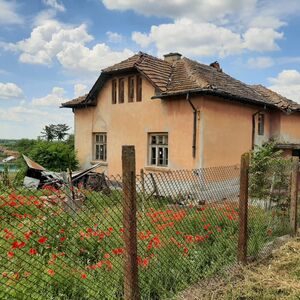 Old rural house with annex and land located in a big village