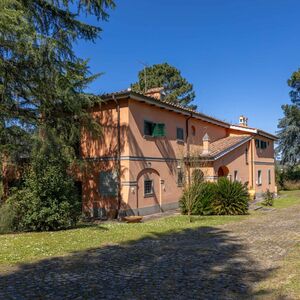 Villa with private grounds, a short drive from central Rome.