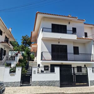 T4 House with Private Garden and Garage for 3 Cars 