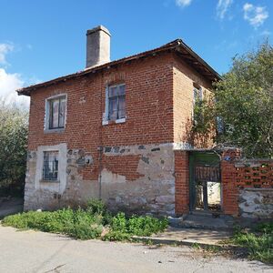 Massive two-story house near the town of Bolyarovo