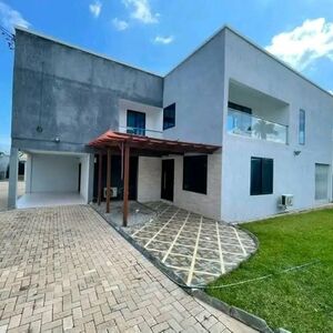 MODERN5-BEDROOM TOWNHOME TO LET@LABONE