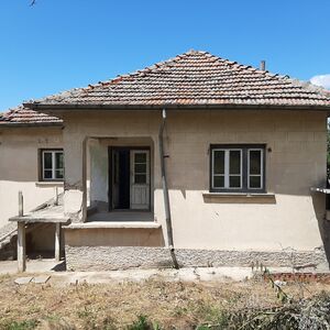 Rural property with big plot of land, spacious garage 