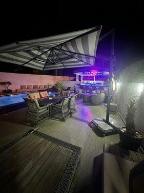 Bar/built in BBQ area