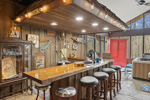 Buckhorn-Lodge-Bar
