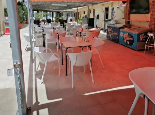 Bar junto a piscina.