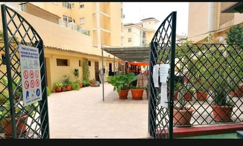 Entrada al bar piscina.