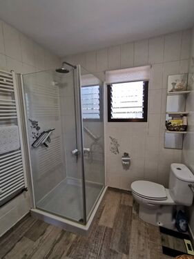 Upstairs Main Bathroom