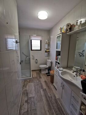 Upstairs Main Bathroom